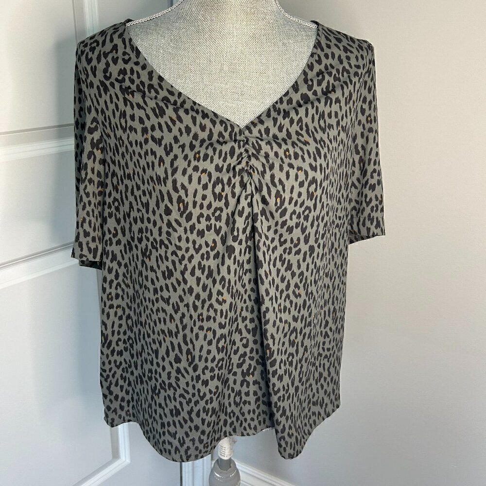 Loft Black & Gray Leopard Print V Neck Short Sleeve Blouse Size M NWOT